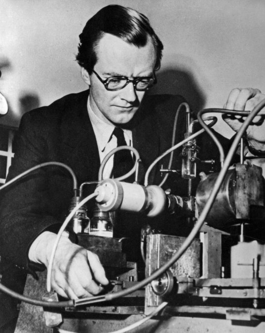 Wilkins con una de las cámaras que desarrolló para el estudio de los rayos X en el King