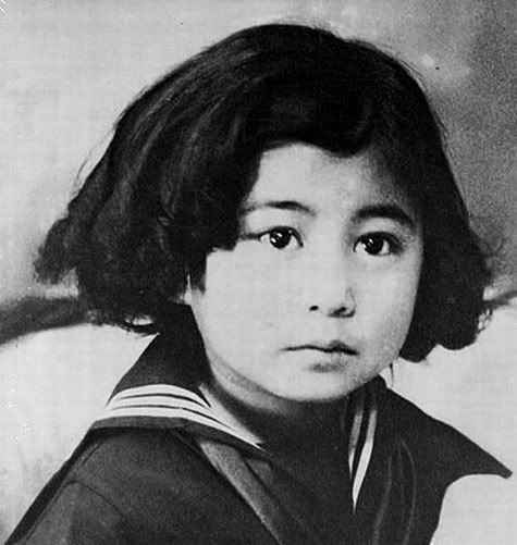 Una muy joven Yoko