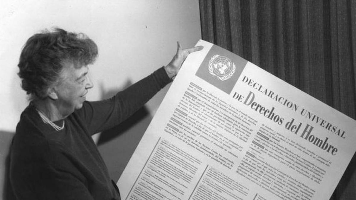 Eleanor Roosevelt sostiene en 1949 la  Declaración de Derechos Humanos (en una versión en español) que ella  había contribuido a aprobar