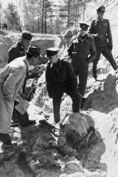 Otra escena de las autopsias a los muertos en el bosque de Katyn. Los  soviéticos las ordenaron para privar a Polonia de las figuras más  relevantes que se pudieran oponer a un gobierno prosoviético en Varsovia