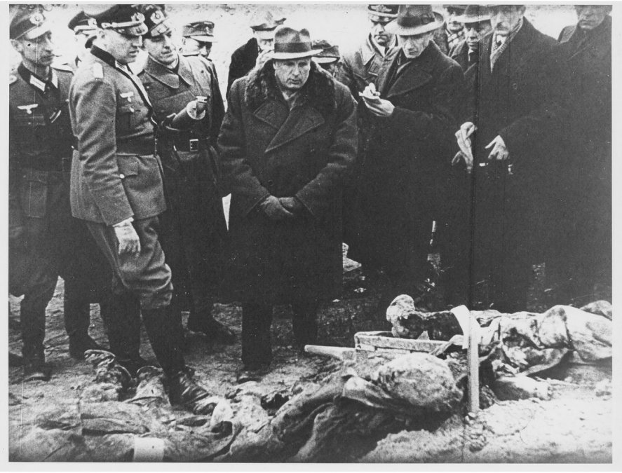 Miembros de la Comisión de Katyn y la prensa extranjera observan la exhumación de cadáveres en 1943
