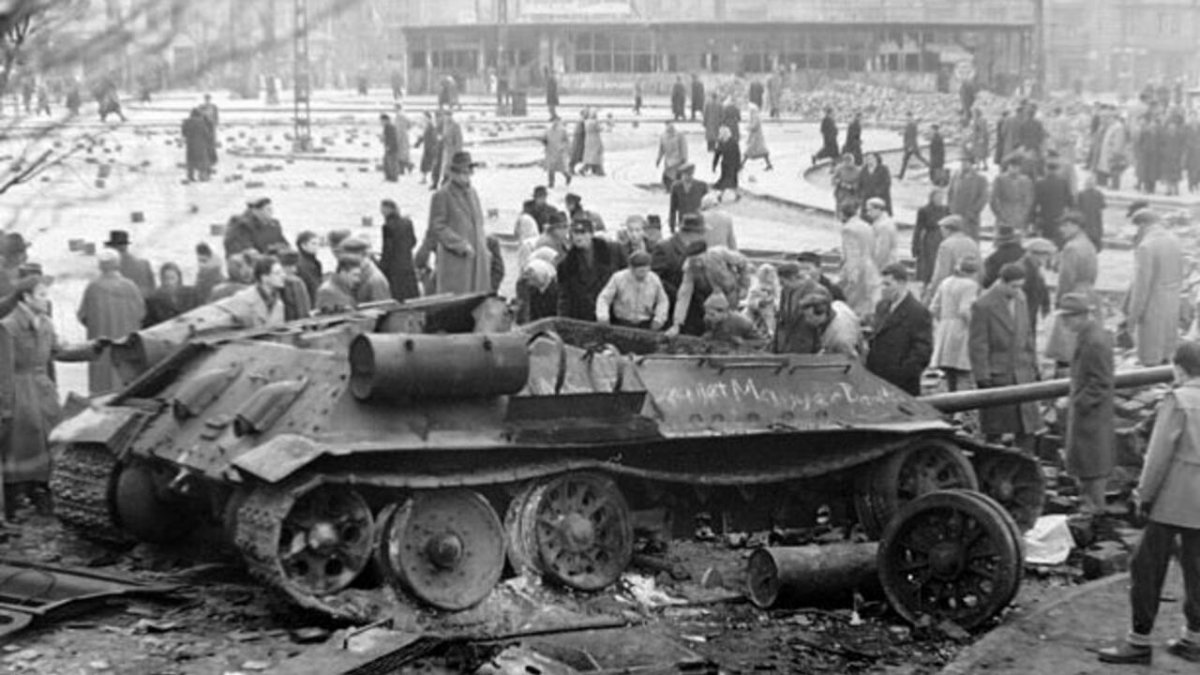 Tanque soviético destruido en las calles de Budapest durante la Revolución húngara de 1956.