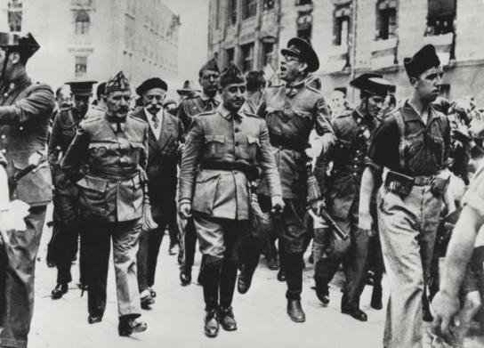 Francisco Franco , entrando en Burgos.