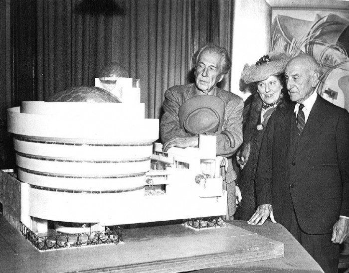 Guggenheim junto a Hilla Rebay y el arquitecto Frank Lloyd  Wright, observando la maqueta del museo de Nueva York (Foto: Wikimedia  Commons)