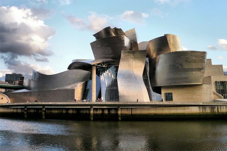 El espectacular Guggenheim Bilbao ha cambiado el carácter de esa ciudad (foto: Wikimedia Commons)