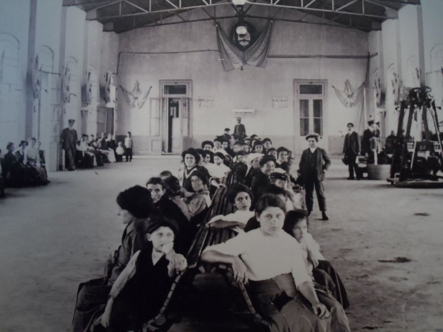 Una foto de época mostrando el salón donde los inmigrantes esperaban  su turno para el comedor en el Hotel de Inmigrantes (Museo de la Inmigración. Ciudad  Autónoma de Buenos Aires)