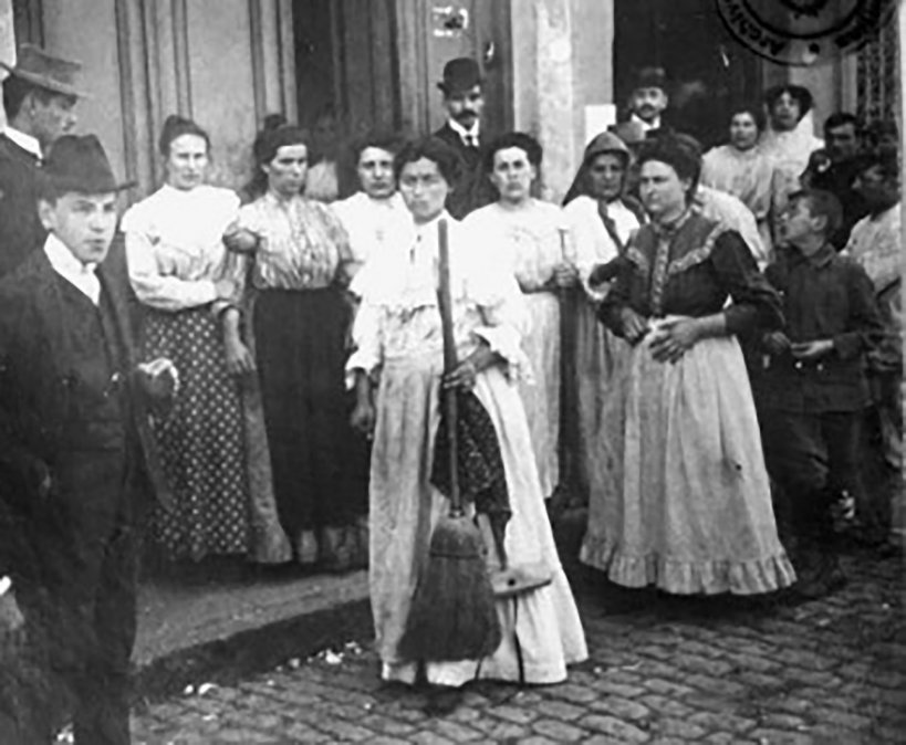 1907: los vecinos reclamaban para que no se les aumentase el  alquiler. Como los hombres debían salir a trabajar, las cabecillas de  esta protesta fueron las mujeres, que usaron las escobas como emblema:  "Para barrer a los caseros", "barrer la injusticia" (Caras y Caretas)