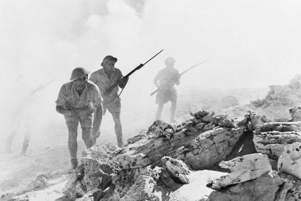 Las tropas aliadas avanzan en la Batalla del Alamein en 1942.