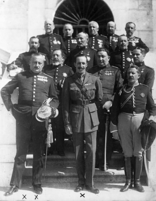 Primo de Rivera (abajo a la izquierda), acompañando junto a otros militares a Alfonso XIII. 