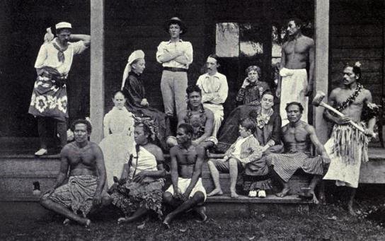 Stevenson, sentado al fondo, en su casa de Samoa