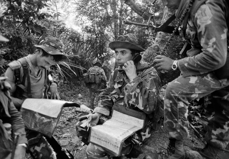 El teniente coronel Domingo Monterrosa  se encuentra en una operación militar con el Batallón Atlacatl en San  Miguel, El Salvador, en agosto de 1983.Robert Nickelsberg (Getty Images)